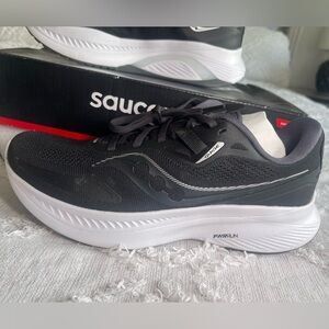 Brand New Saucony Women's Guide 15 Running Shoe Black White Size 10